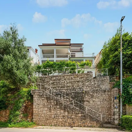 Lovely In Apartment *